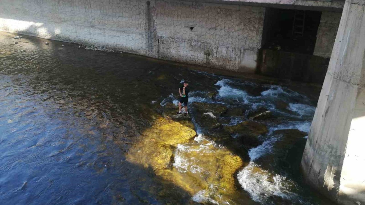 Çaya Düşen Topunu Almak İsterken Mahsur Kalan Çocuğu İtfaiye Kurtardı