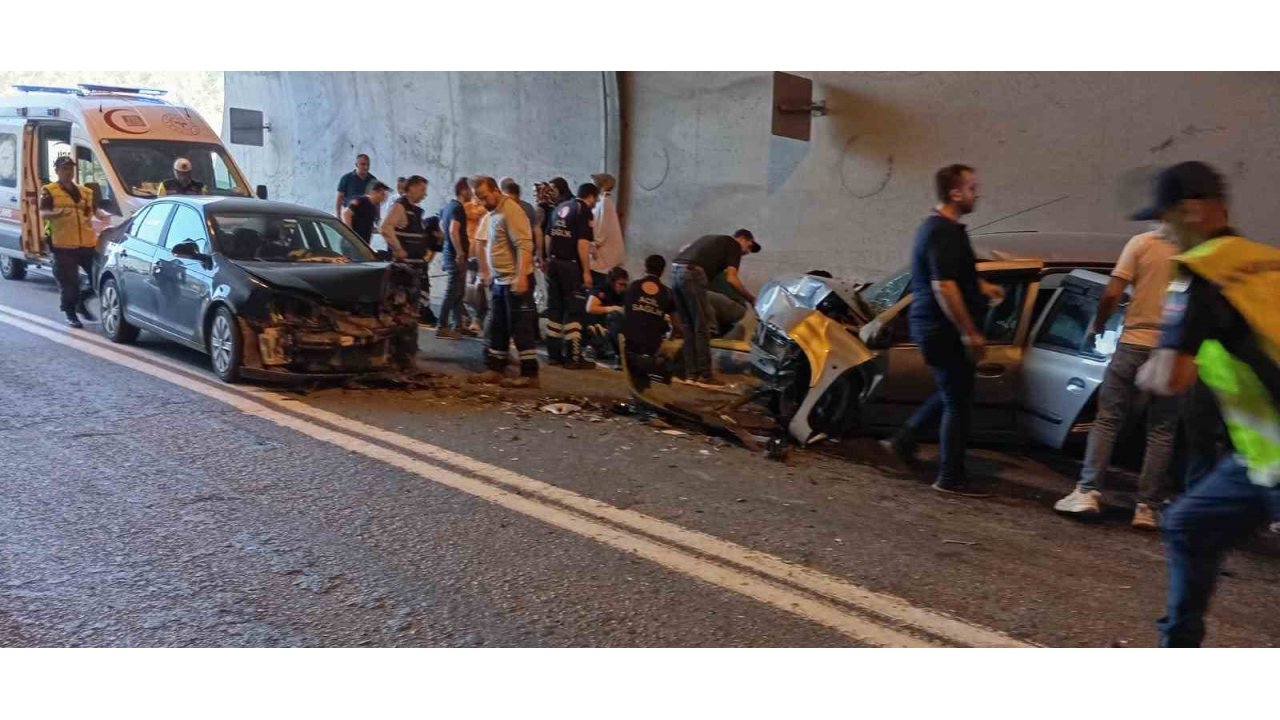 Artvin’de İki Otomobil Çarpıştı: 5 Yaralı