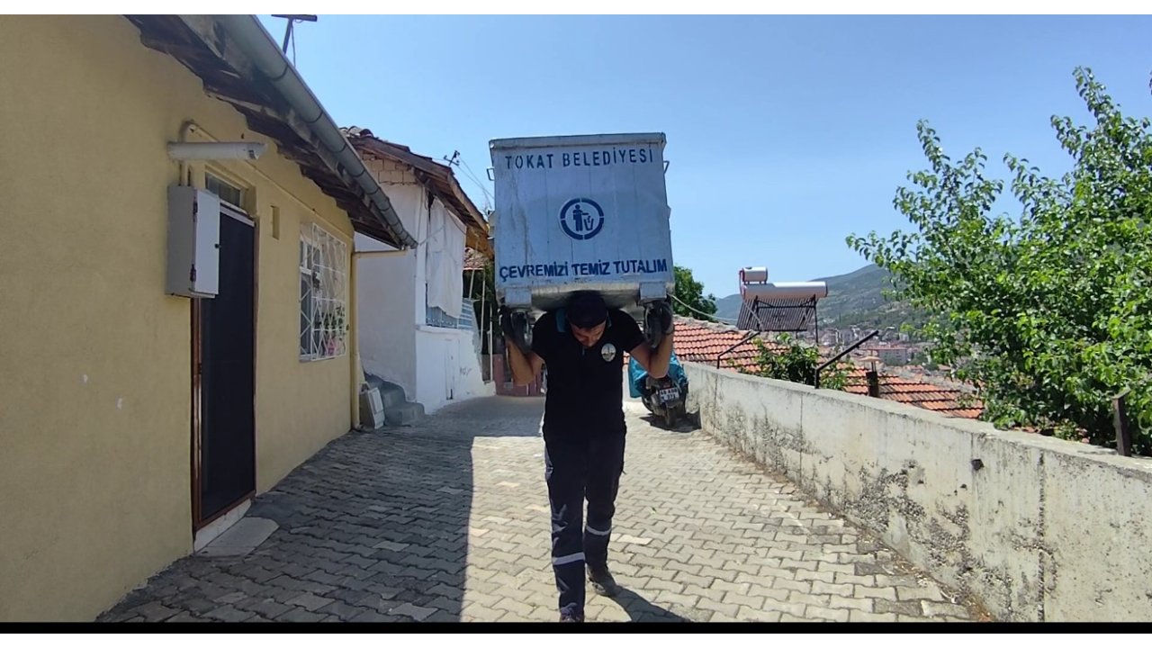 Çöp Tenekesini Sırtlayan Personel Temizlikte Sınır Tanımadı