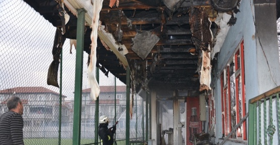 Halı sahada yangın korkuttu