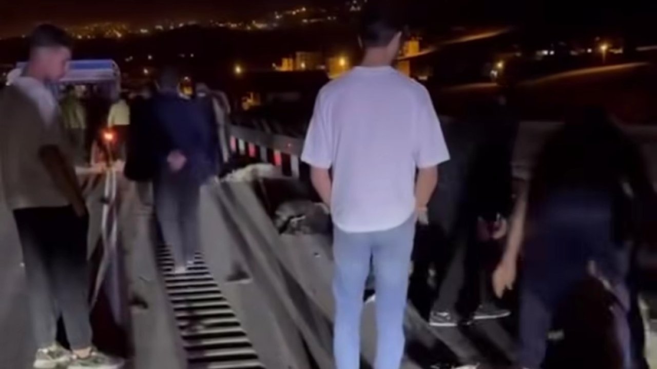 Van’da Hafif Ticari Kamyonet Sürüye Çarptı; 8 Koyun Telef Oldu