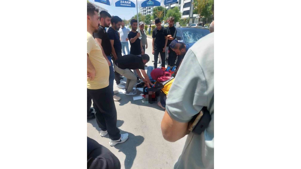 Vatandaşlar Yerdeki Yaralıyı Güneşten Korumak İçin Dondurma Şemsiyesi Kullandı