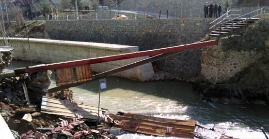 Gümüşhane’de yaya köprüsü çöktü
