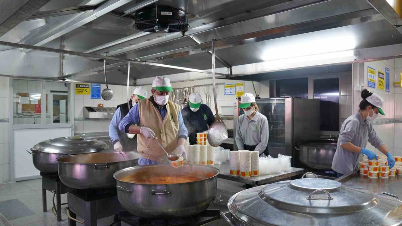 Tepebaşı’nda Bağışlanan Kurbanlar, İhtiyaç Sahibi Vatandaşlara Sıcak Yemek Hizmeti Olarak Ulaştırılıyor