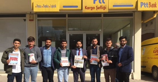 AK Parti’li gençler Kılıçdaroğlu’na ‘Evet’ gazetesi ve broşürü gönderdi