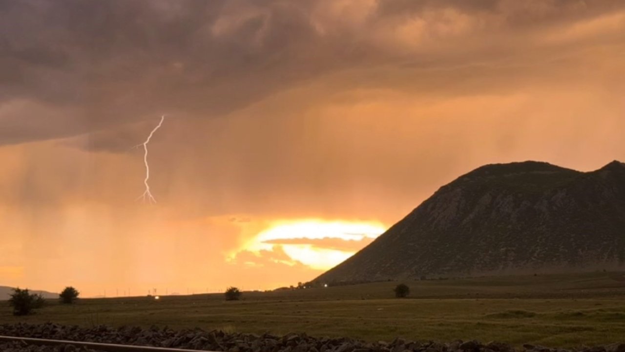 Tatvan’da Gökyüzü Kızıla Büründü