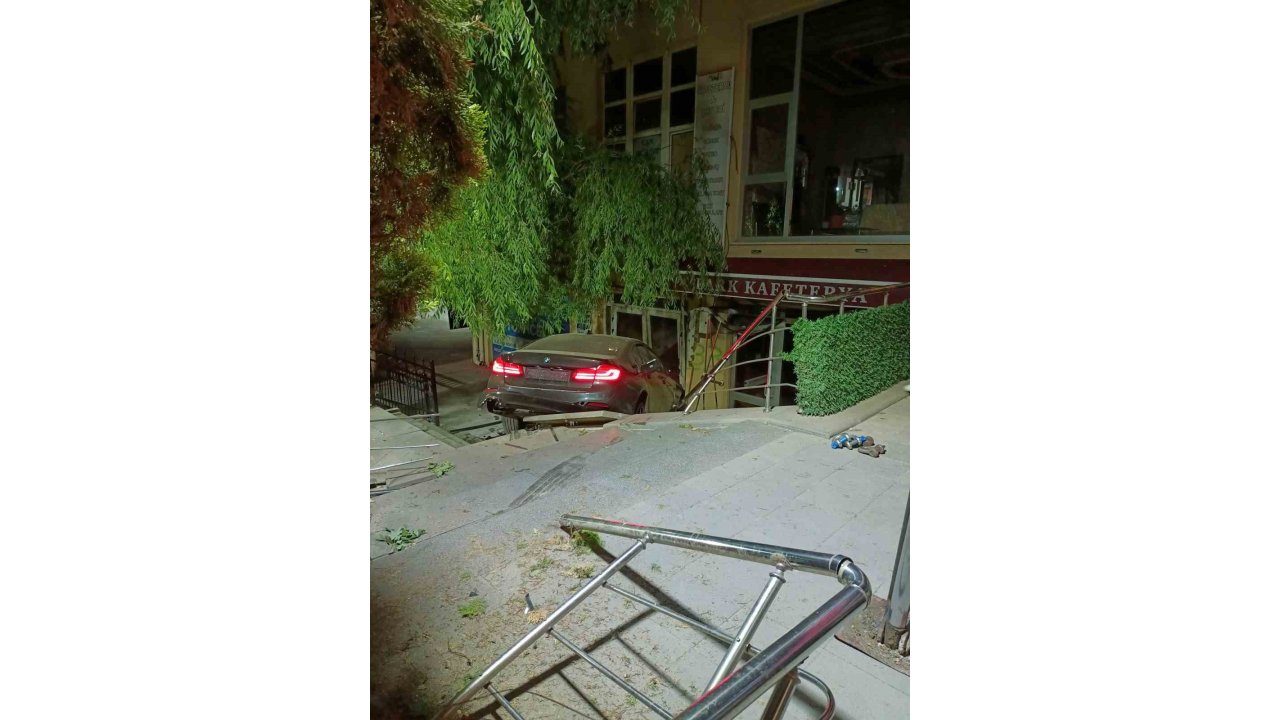 Akyurt Cumhuriyet Meydanı’nda Gece Saatlerinde Korkutan Kaza