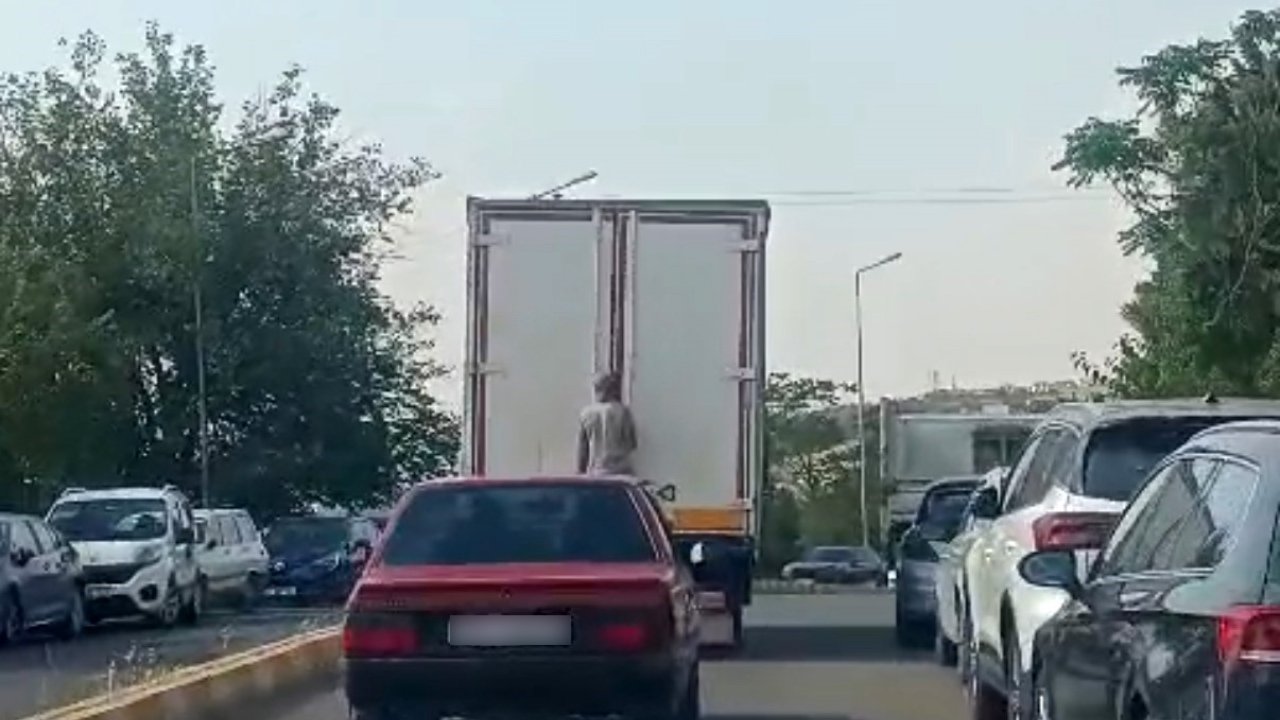 Diyarbakır’da Kamyonetin Arkasına Tutunan Şahsın Tehlikeli Yolculuğu Kamerada