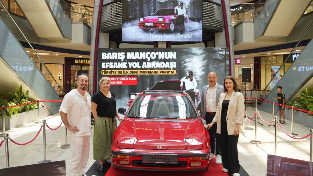 Barış Manço’nun Kırmızı Spor Otomobili Ziyaretçileriyle Buluştu