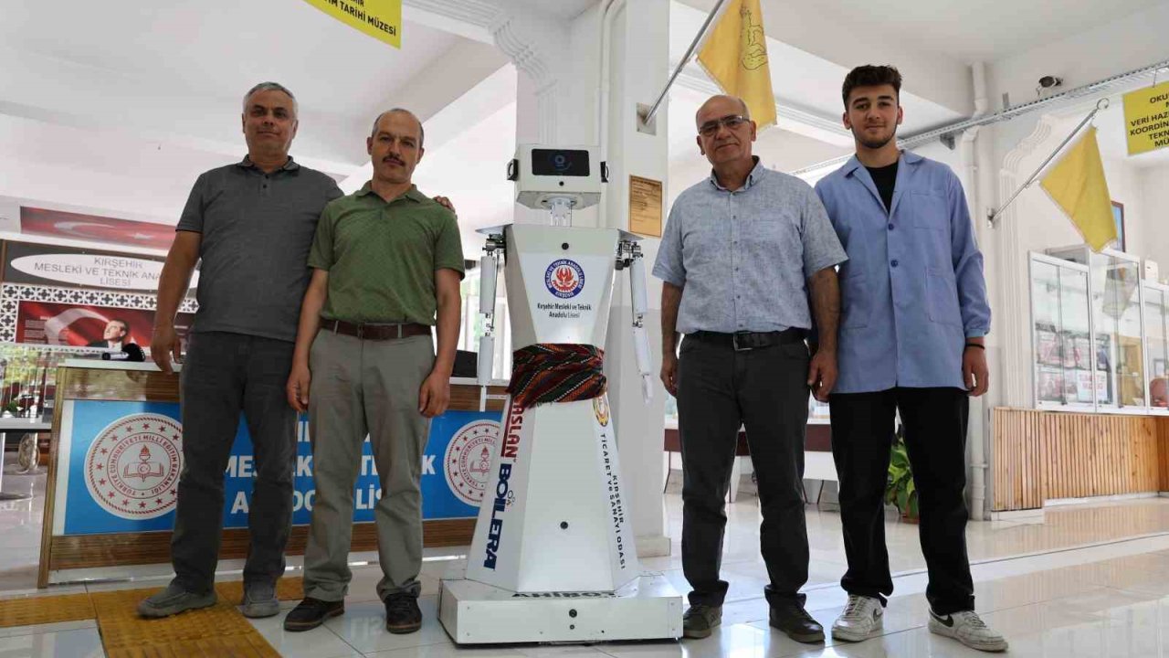 Kırşehirli Öğrencilerden Mihmandar Robot: ’ahibot’ Okula Gelenleri Karşılıyor