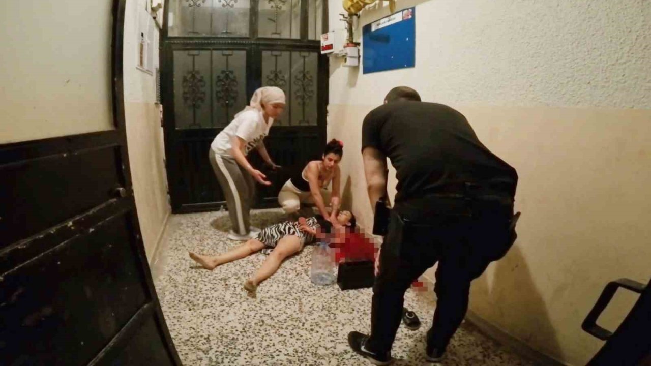 Genç Kadın Üvey Kız Kardeşini Bıçaklayarak Öldürdü