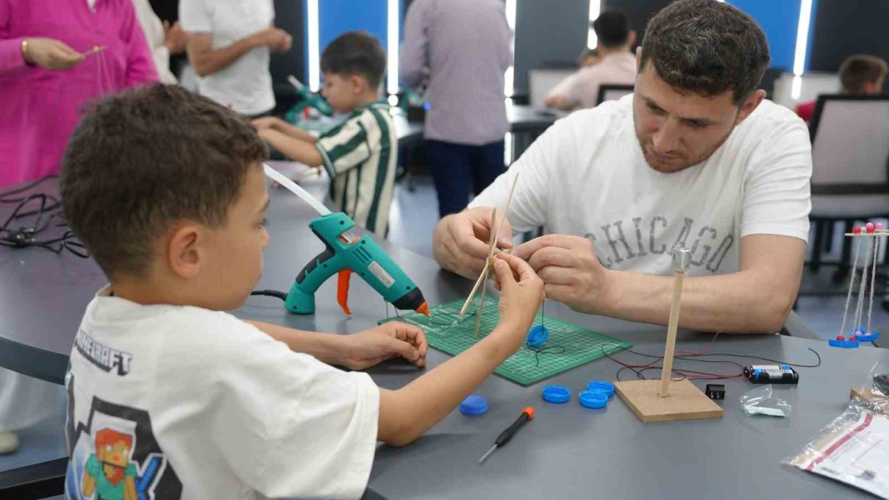 Bilim Merkezinde Babalar Çocukları Deney Yaptı