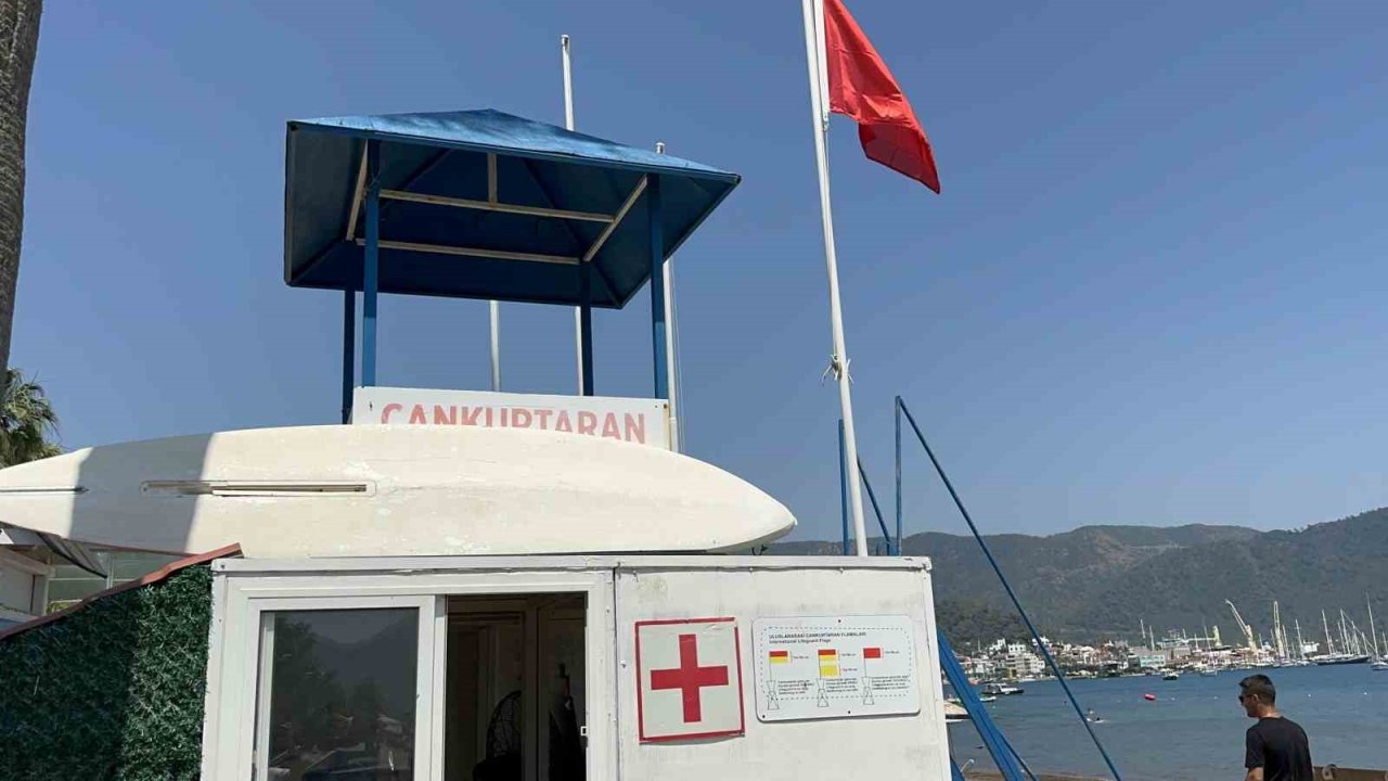Marmaris’te Mavi Bayraklı Halk Plajında Cankurtaranlar Göreve Başladı
