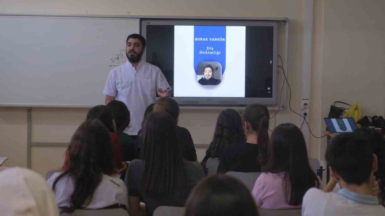 Uşak Üniversitesi Öğrencilerinden Liselilere Meslek Tanıtımı
