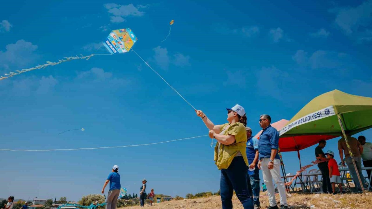 Akköy’de Rengarenk Uçurtmalar Gökyüzünü Süsledi