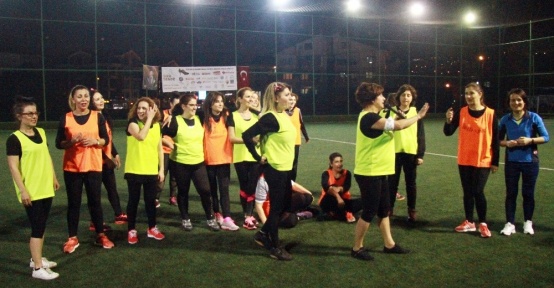 Topuklu kramponlar kanser için halı sahada ter döktü