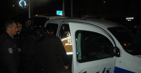 Otomobil polis aracına çarptı: 1’i kadın 3 polis memuru yaralandı