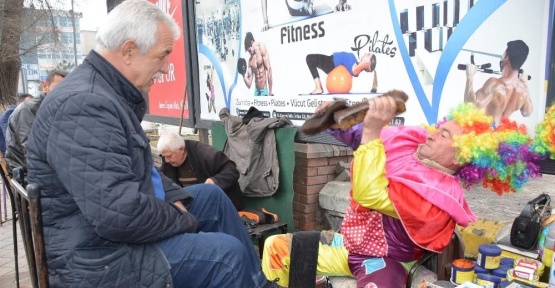 Renkli boyacının ekmek mücadelesi