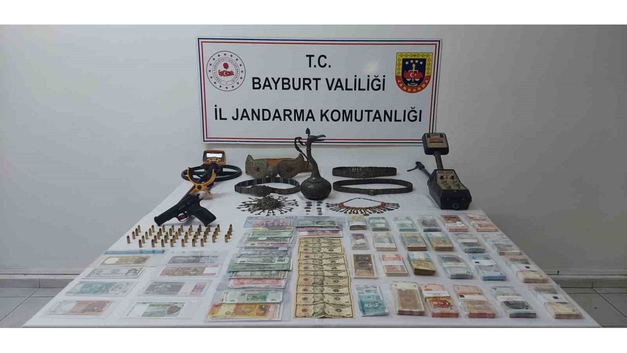 Bayburt Merkezli 13 İlde Kaçakçılık Operasyonu: Tarihi Eserler Ve Sahte Paralar Ele Geçirildi