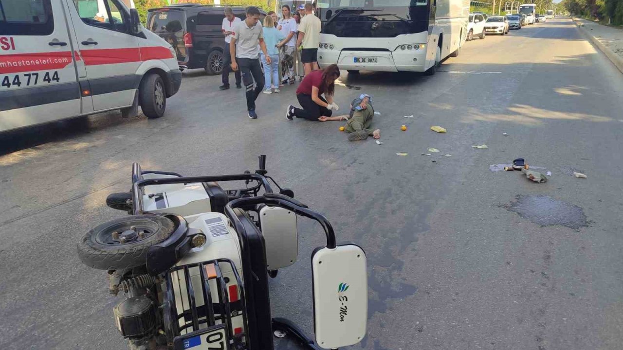 Serik’te Otobüs İle Elektrikli Motosiklet Çarpıştı: 2 Yaralı