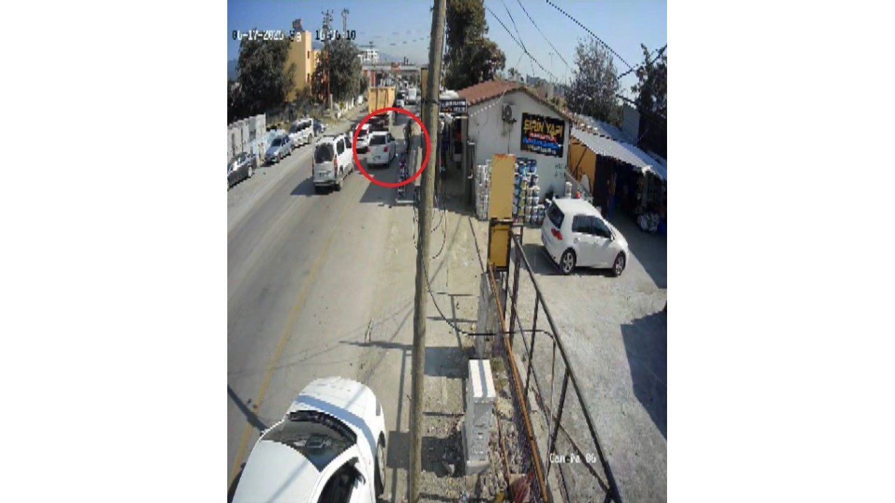 Emniyet Şeridi İhlaliyle Gelen Kazayı Yaya Kıl Payı Atlattı