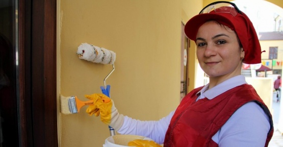 Kadınlar kendi günlerinde duvar boyadı