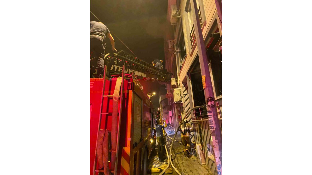 Edremit’te 3 Katlı Binada Çıkan Yangına İtfaiye Müdahale Etti