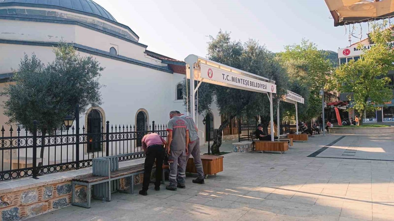 Vakıflar, Menteşe Belediyesinin Camiye Yaptırdığı Tenteleri Söktürdü