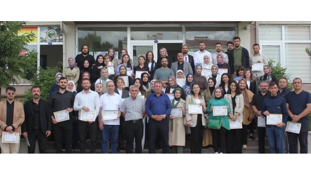 Demirözü’nde 63 Eğitimciye Başarı Belgesi Verildi