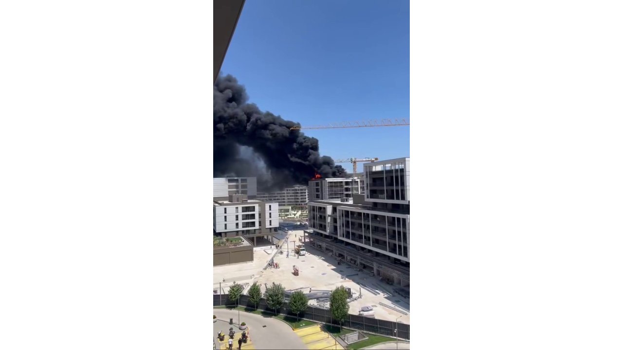 Bursa’da 8 Katlı Binanın En Üst Katı Alev Alev Yandı