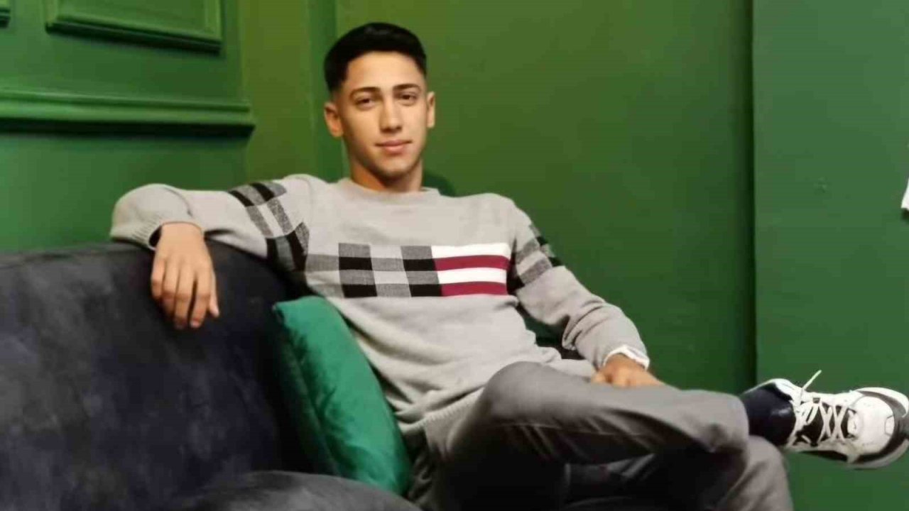 Kafasından Bıçaklanan 18 Yaşındaki Genç Hayatını Kaybetti