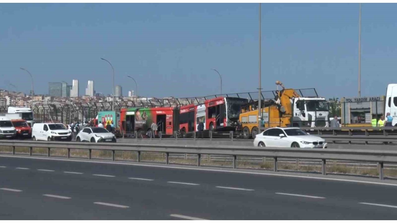İstanbul’da Haliç Köprüsü’nde Arızalı Metrobüsü Çeken Yol Yardım Aracı Kaza Yaptı