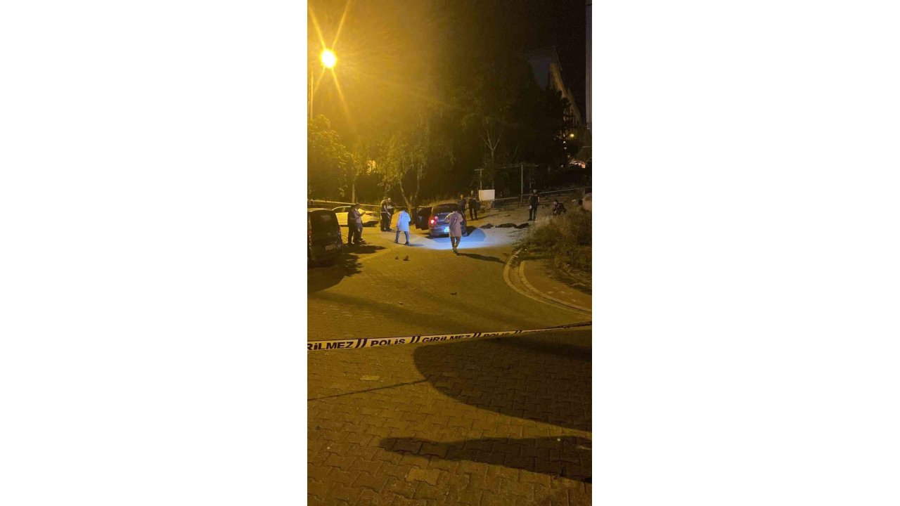 Esenyurt’ta Hareketli Dakikalar... Uzun Namlulu Silahla Tekel Bayisi Kurşunlayıp Polisten Kaçtılar