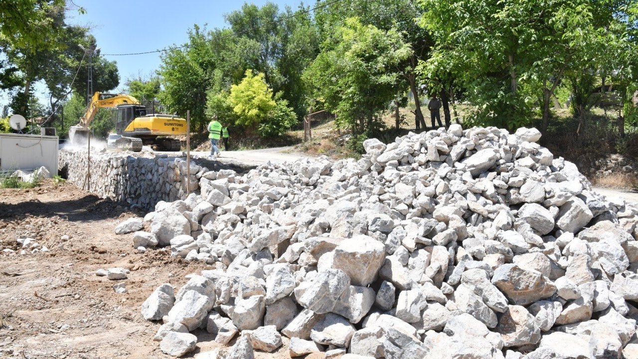Yeşilyurt Belediyesi’nden Şahnahan’a Taş Duvarla Güvenli Yol
