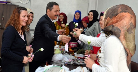 Başkan Uysal bayanlara karanfil vererek günlerini kutladı