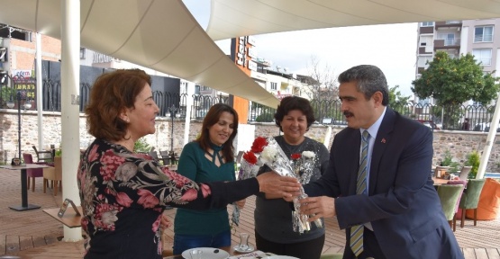 Alıcık, Kadınlar Günü’nde karanfil dağıttı