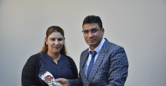 Kaymakam Çimşit’ten kurumlarda çalışan bayan personele karanfil