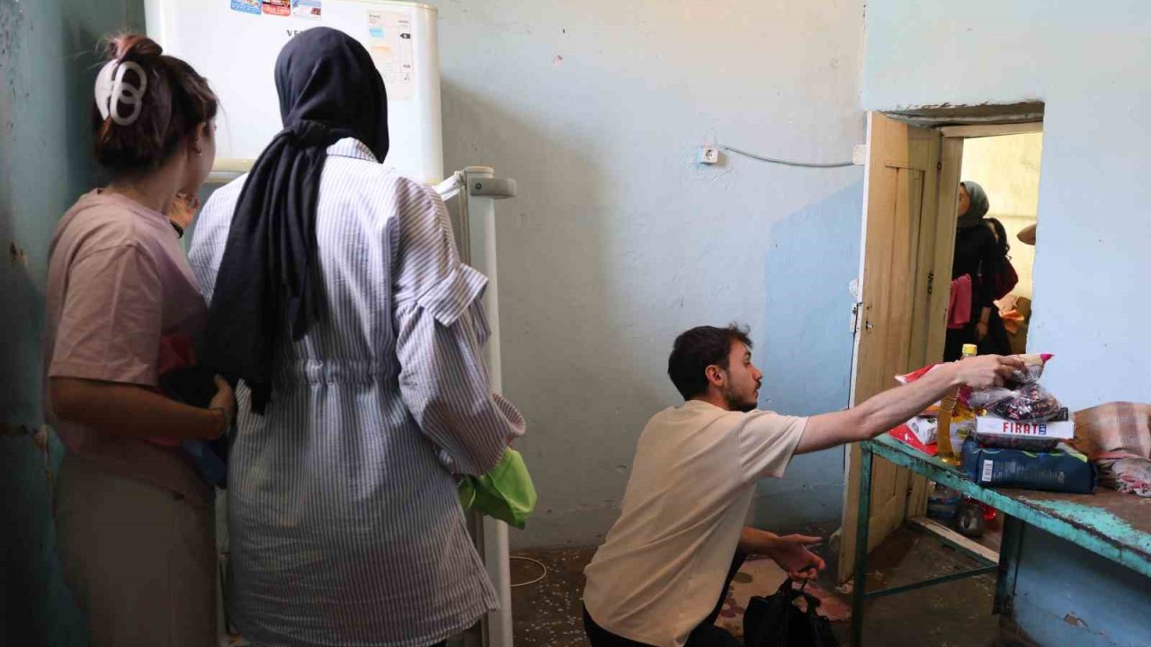 Sosyal Sorumluluğun Güzel Örneği: Yaşlı Kadının Evini Temizleyip Gıda Yardımı Yaptılar