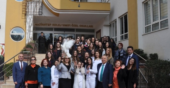 Cumhuriyete Yön Veren Kadınlar Sergisi’nde öğrenciler barış güvercini uçurdu