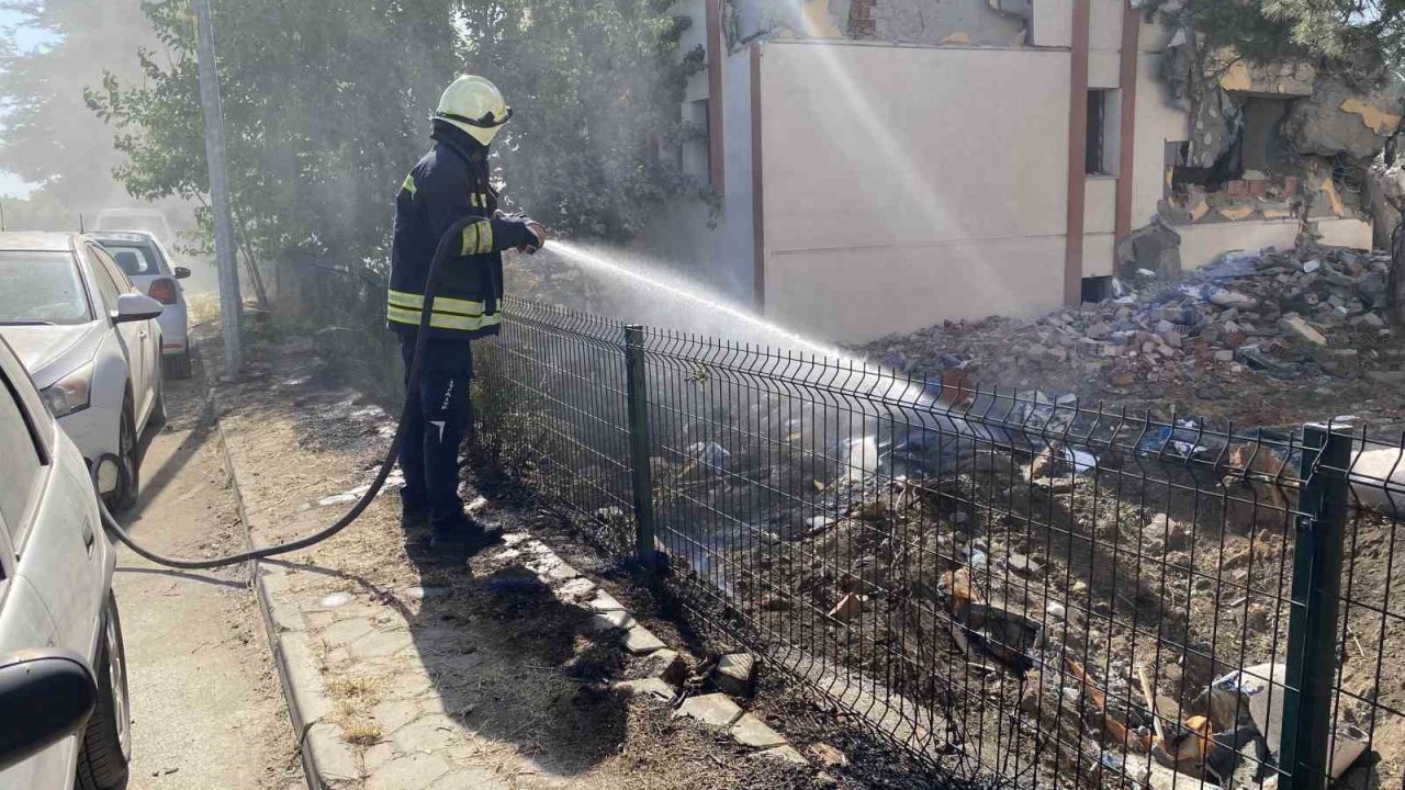 Boş Arazide Çıkan Yangın Endişeye Neden Oldu