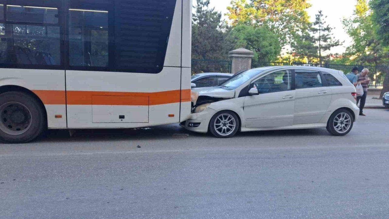 Otomobil Belediye Otobüsüne Arkadan Çarptı: 1 Yaralı