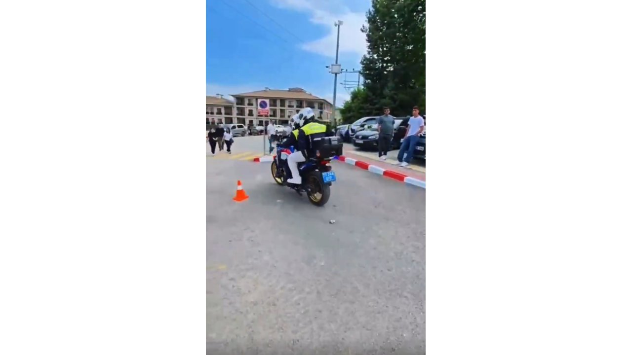 Yalova’da Kimliğini Unutan Öğrencinin İmdadına Motosikletli Jandarma Yetişti