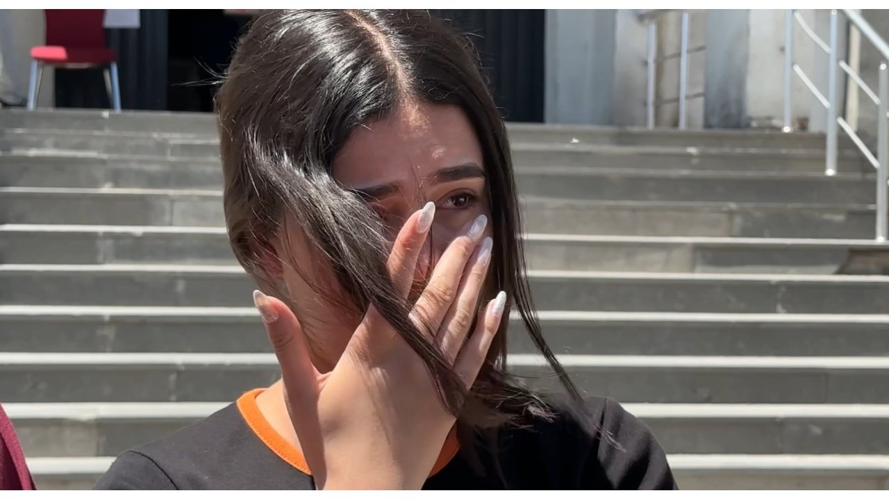 Yks Çıkışı Duygusal Anlar: Gözyaşlarına Boğulan Genç Kızı Annesi Teselli Etti