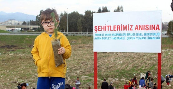 Minik eller fidanları şehitler için toprakla buluşturdu