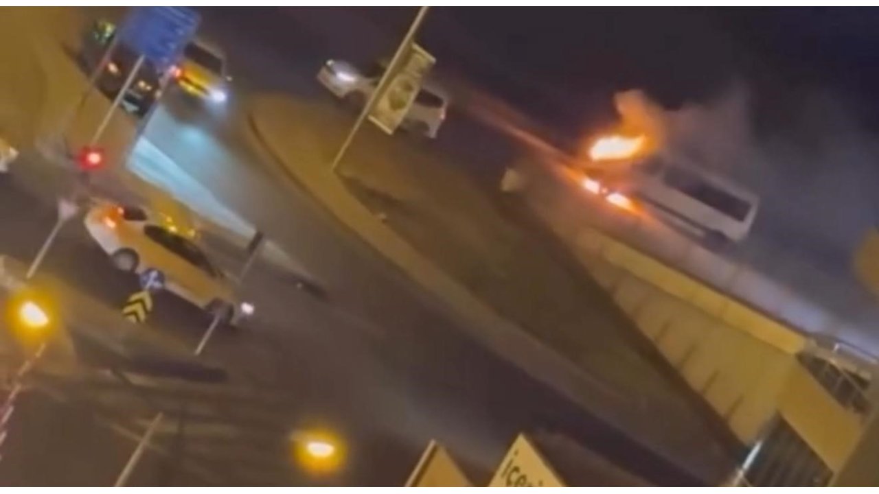 Diyarbakır’da Bir Minibüs Alev Alev Yandı