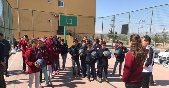 Milli yıldız Tuğba Palazoğlu, genç basketbolcuların yüzünü güldürdü