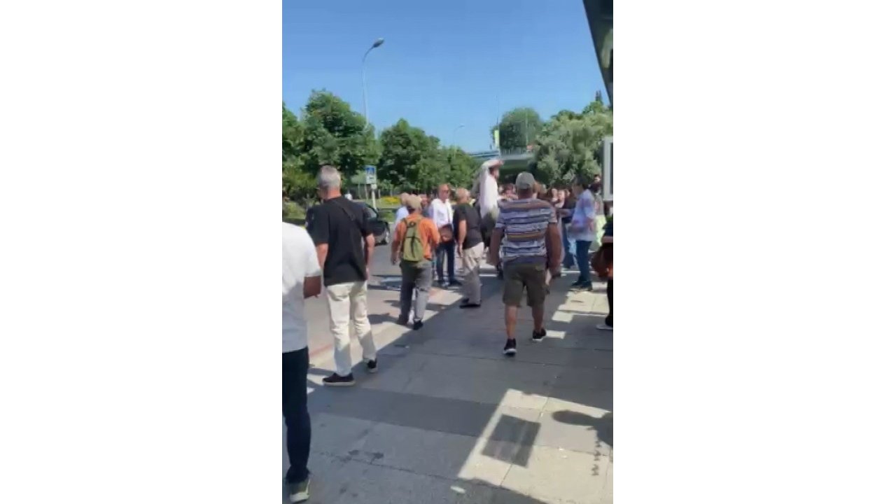 Marmaray’da Çıkan ’yol Tarifi’ Kavgasında Yumruklar Havada Uçuştu