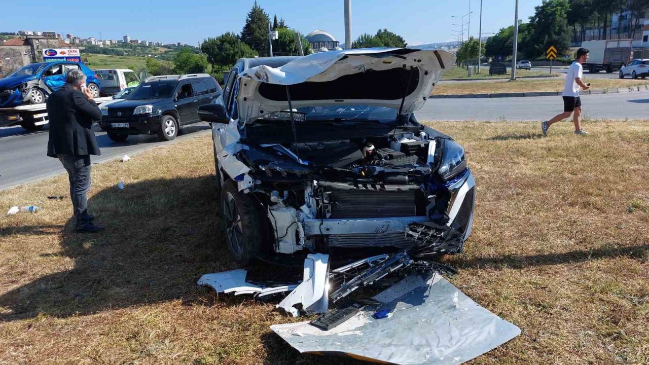 Samsun’da Kavşakta 2 Otomobil Çarpıştı: 4 Yaralı