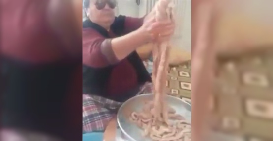 Mumbar dolması yapan kadından Nusret takliti