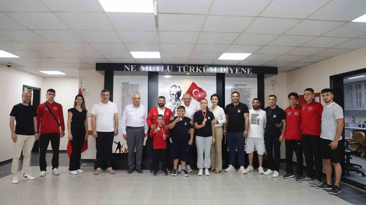 Turgutlulu Şampiyon Güreşçilerden Başkan Akın’a Ziyaret